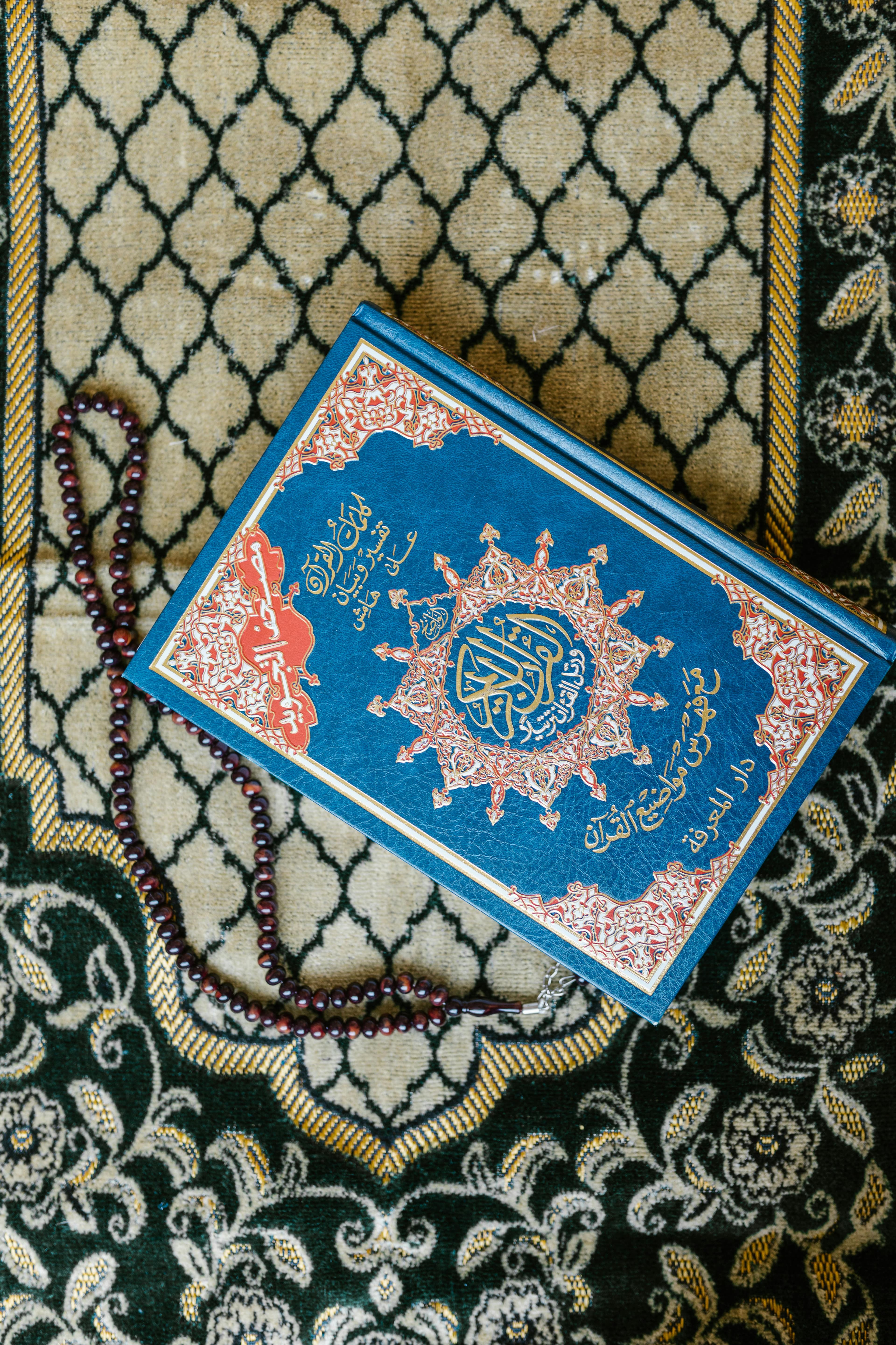 Quran auf einem Gebetsteppich nach Ramadan